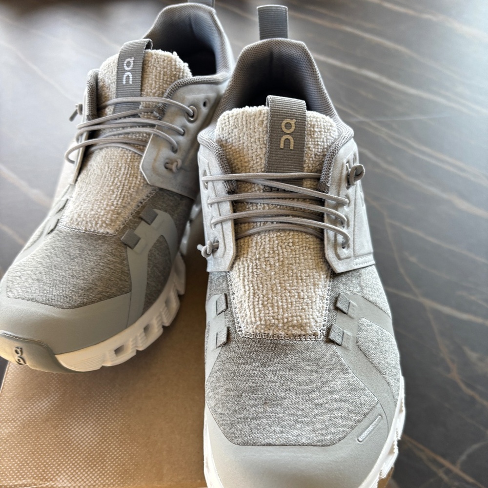 Womens On Cloud 5 - size 9 - Terry Glacier/Lunar Brand New in Box